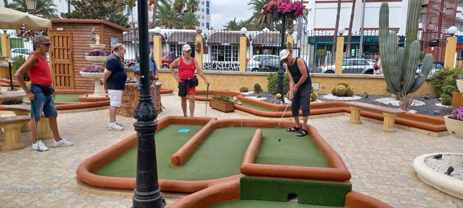 Tiistaina 14.10.2025 klo 14.00 kokoontui kymmenkunta perinteiseen Minigolf- tapaamiseen. Tunnistatko ketään?