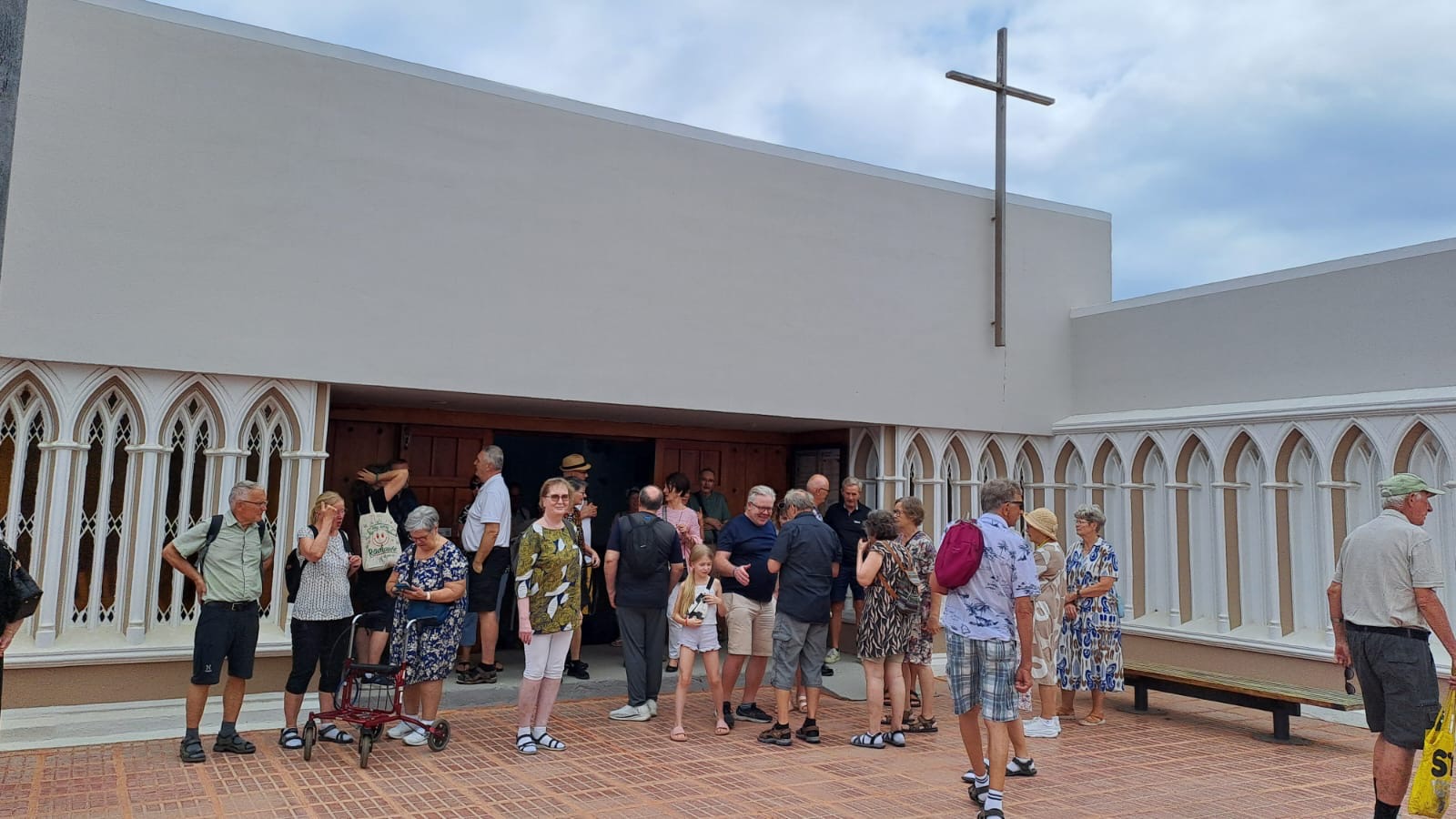 Kauden ensimmäiset kirkkoseurat San Agustinin kirkossa 19.10.2025. Seuravieraat kirkkopihalla seurojen jälkeen.