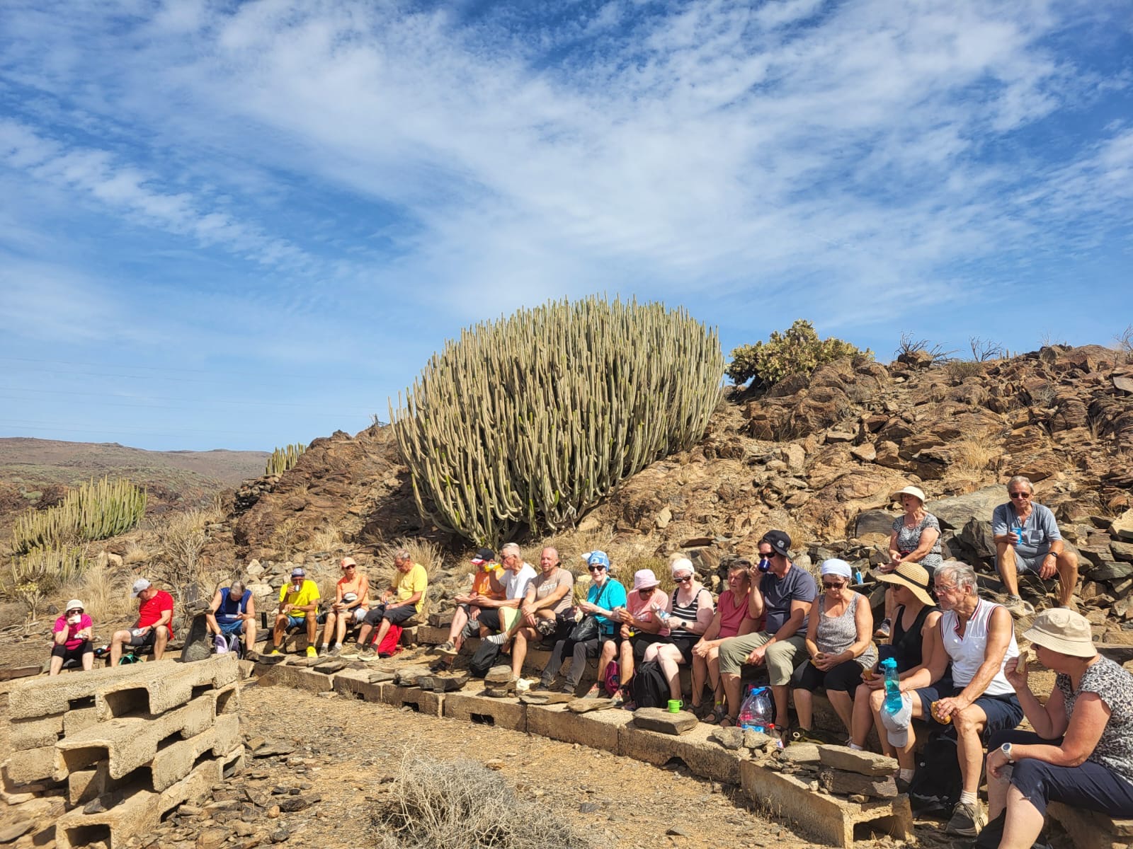 Maanantain 3.11.2025 vuoristoretken osallistujat istahtivat perinteiselle paikalle eväs- ja hartaustauolle.