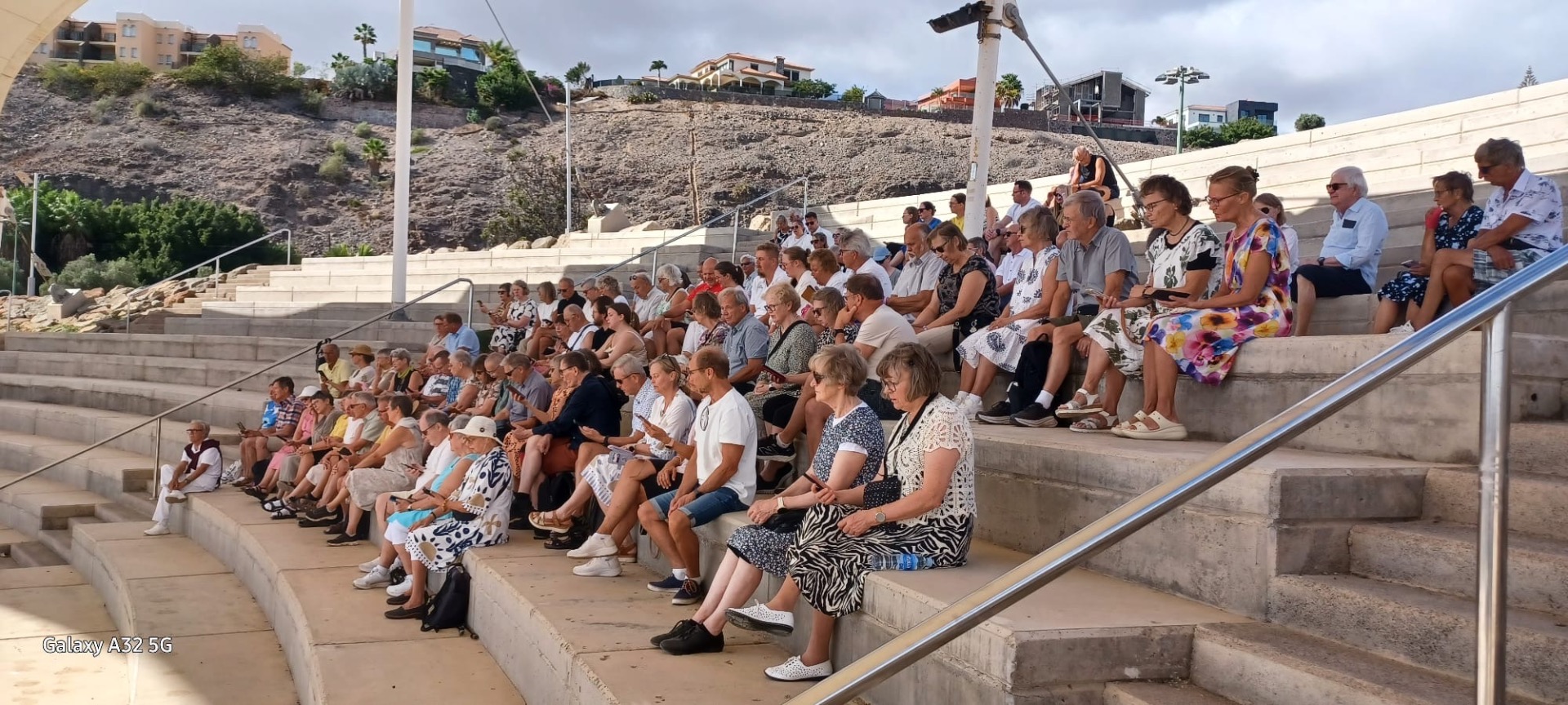 Sunnuntaiseurat 9.11.2025 pidettiin vuorostaan Parque del Sur- kaupunkipuiston telttakankaan alla.