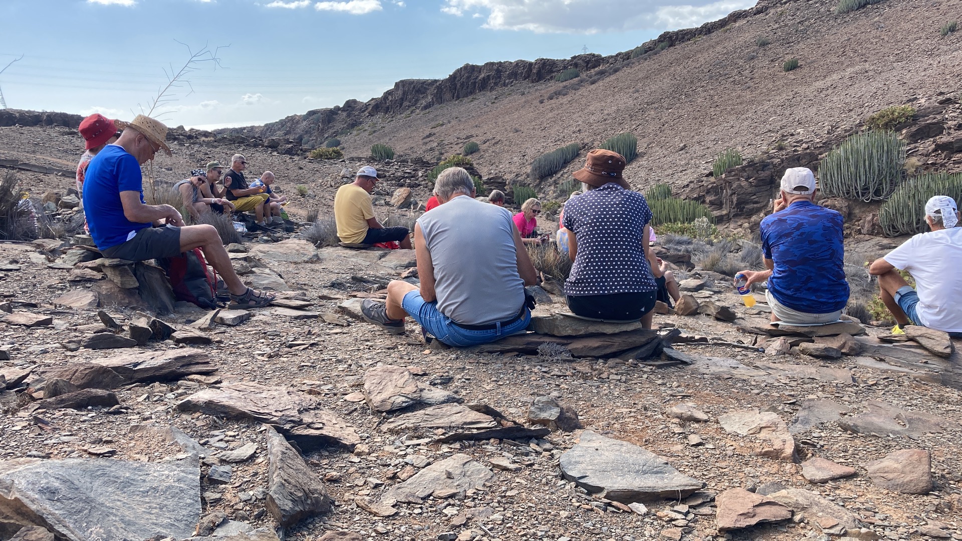 Maanantairetki 10.11.2025 kokosi 39 vaeltajaa. Ryhmä kuvassa tauolla ”kaktuslaaksossa”.