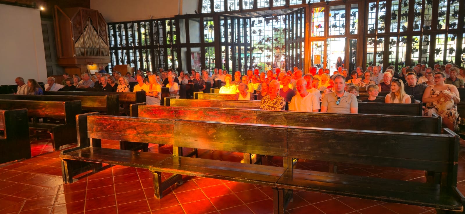 Laskeva aurinko värjäsi lasimaalauksen läpi seurakansaa 19.11.2025 kirkkoseuroissa Templo Ecumenicossa. Runsaslukuinen seurakunta veisasi sydämensä kyllyydestä kiitollisuutta Jumalalle. 