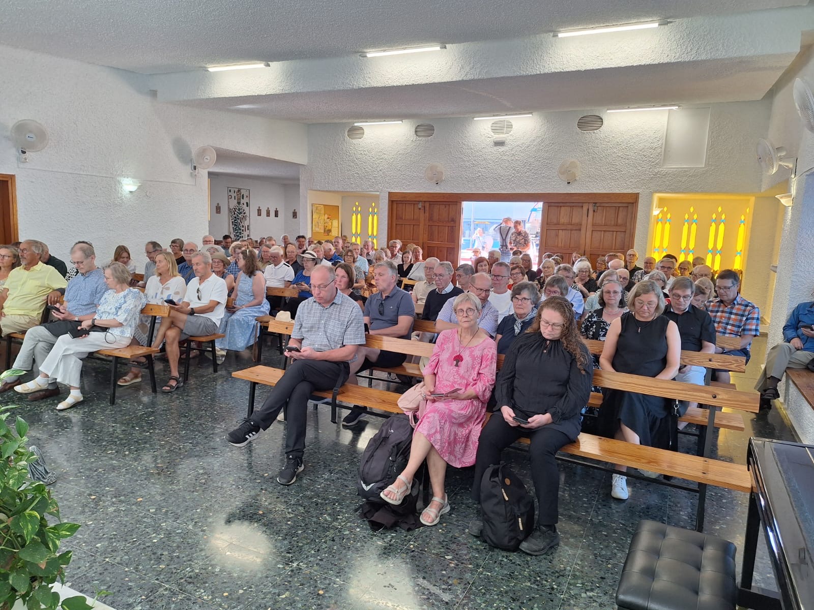 Sunnuntaiseurat 25.1.2026 kokosi San Agustinin kauppakeskuksessa olevaan kirkkoon täyden salin. Virret ja laulut kaikuivat kauppakeskuksen käytäville saakka ja seuraväki sai asettua Jumalan sanan äärelle Matti Kentän palvellessa.