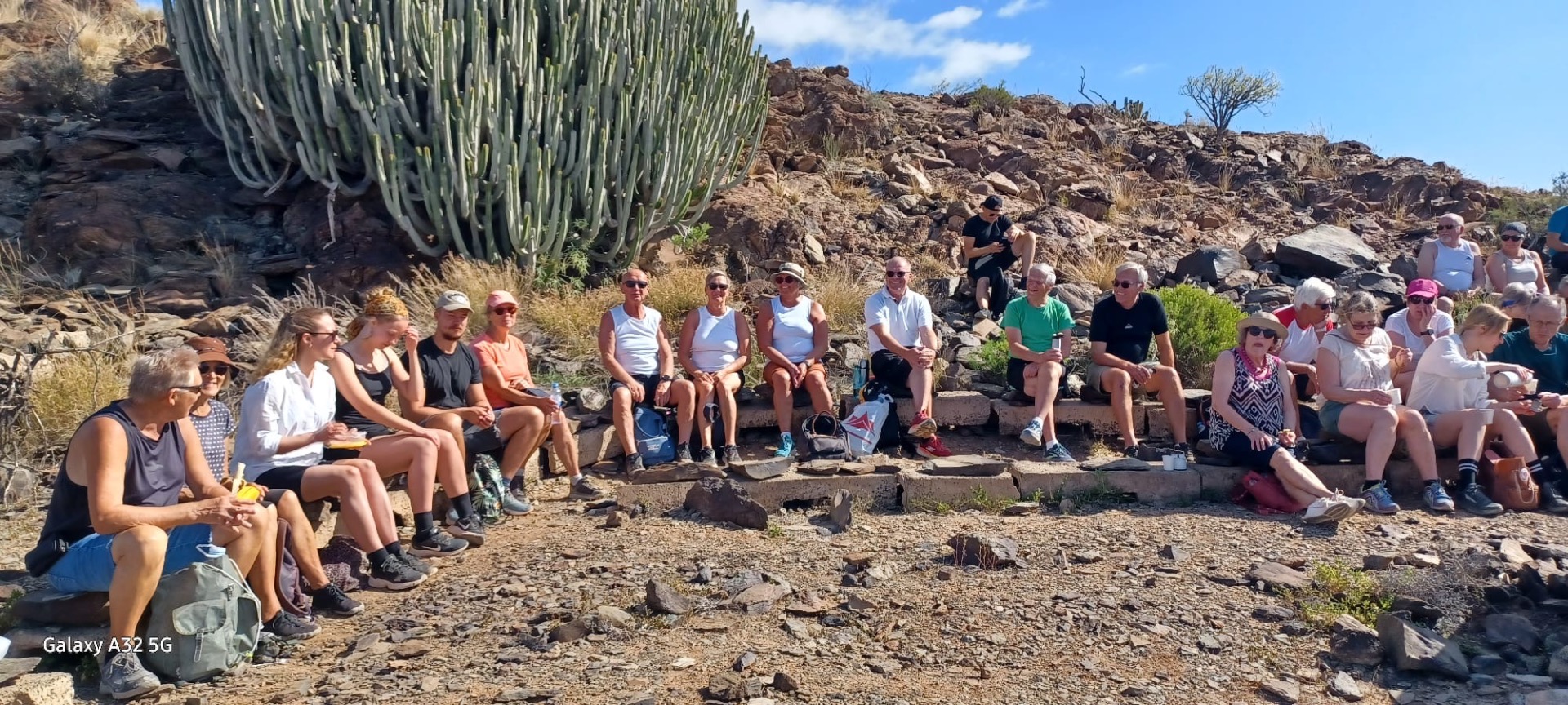 Maanantairetkeläiset 26.1.2026 asettuivat jälleen nauttimaan eväät ja hartauteen tutulle paikalle ”urkupillien eteen”.  
