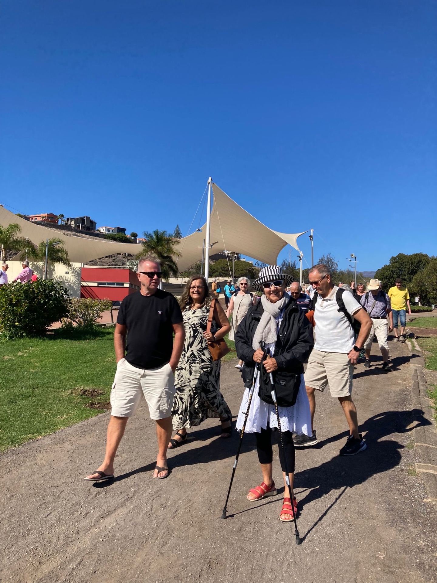 Aurinkoinen sunnuntai 1.2.2026 ja seurat Parque del Sur- tekttakatoksessa on ohi ja iloinen joukko palaa kotiin. Useat kokoontuvat yhteiselle sunnuntailounaalle.