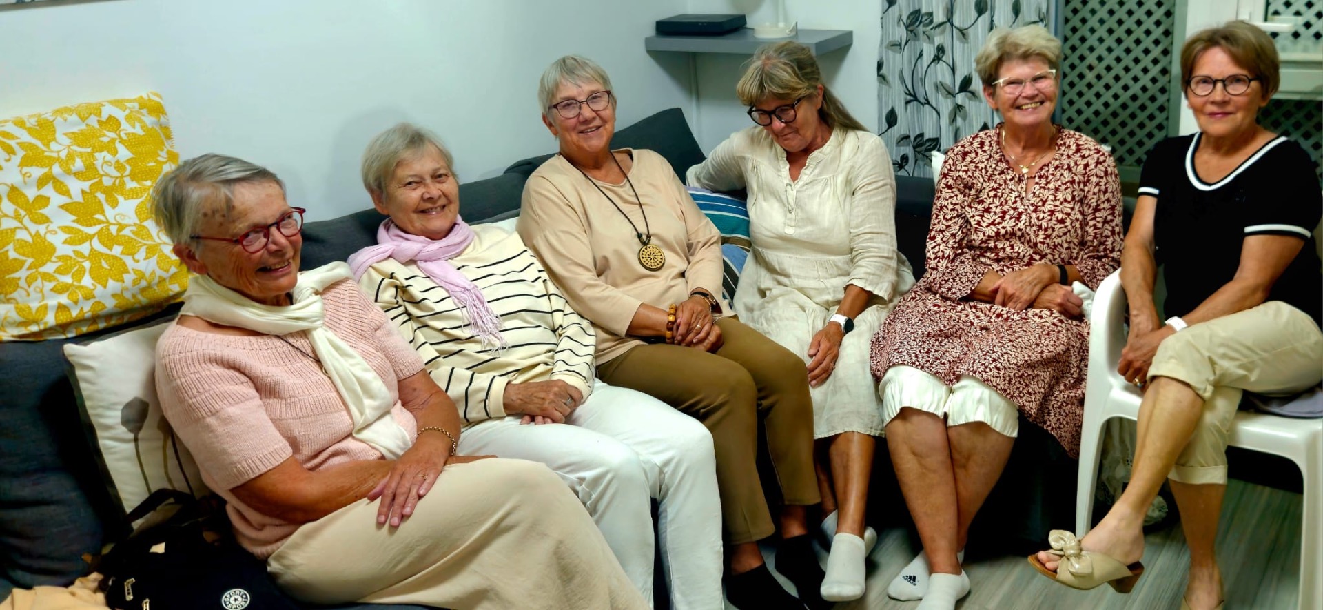 Kuvassa ”tytöt” vasemmalta oikealle; Hillevi, Kirsti, Taina, Lahja, Hannele ja illan emäntä Pirkko