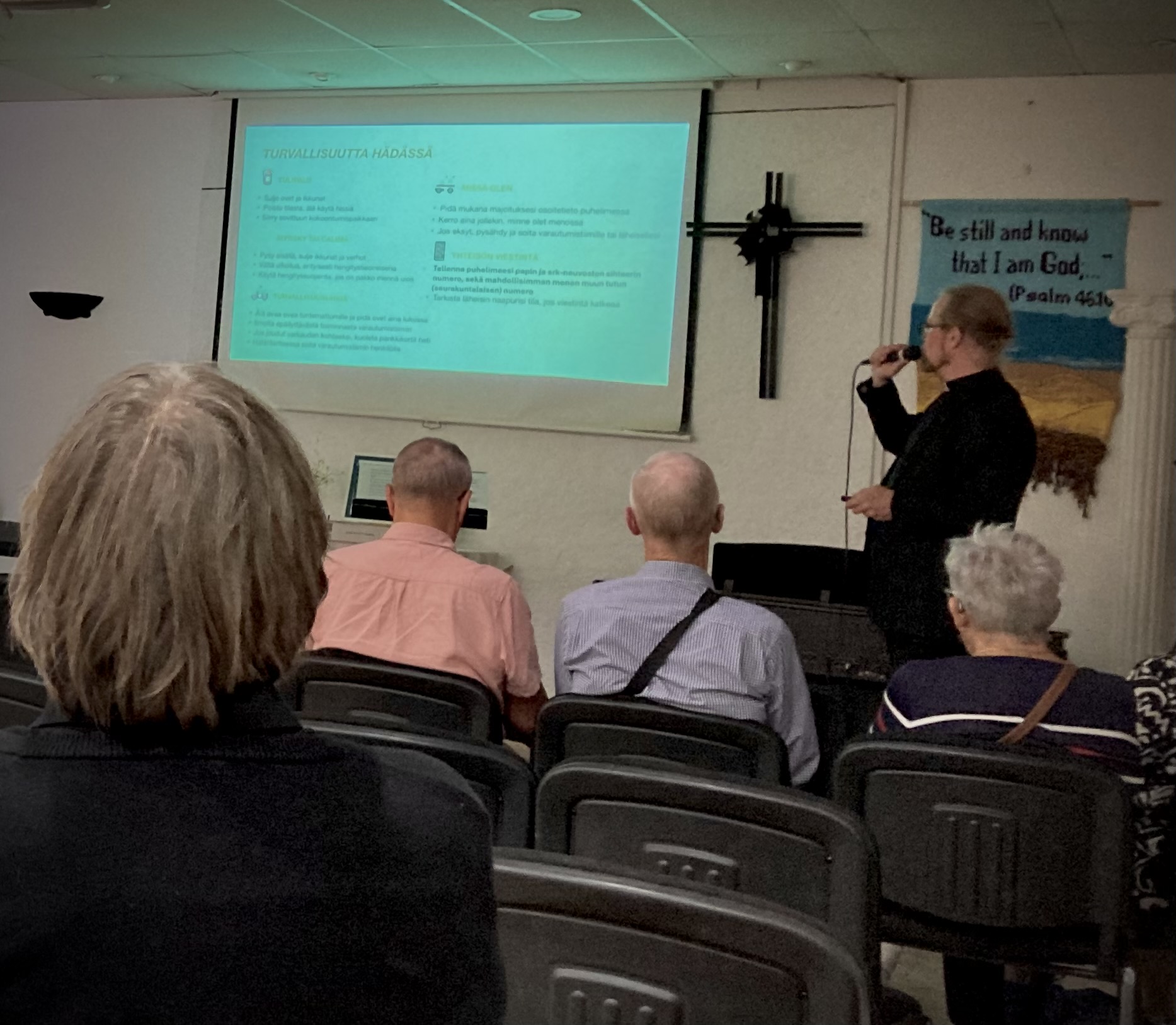 Pappimme Sami Marte esittelee turvallisuusasioita mehutilaisuuden vieraille.